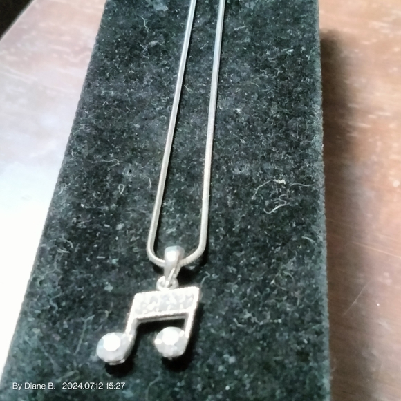 Small Music Note Rhinestones - Picture 3 of 3